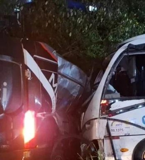 Colisão entre micro-ônibus e van deixa 16 feridos em Passo Fundo