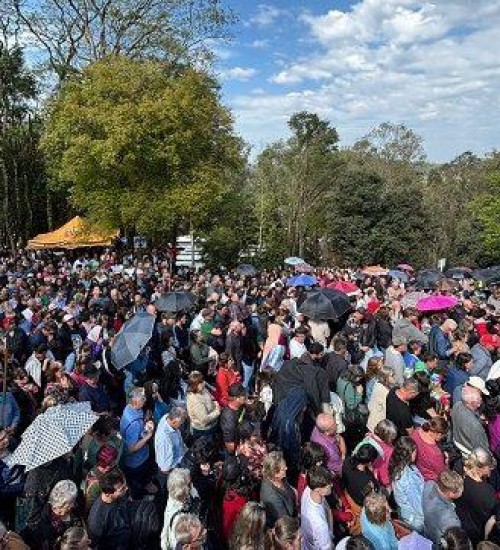 Milhares de Fiéis Tomam o Santuário da Santa Cruz em Erechim