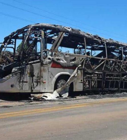 Ônibus é destruído por incêndio entre Ronda Alta e Pontão