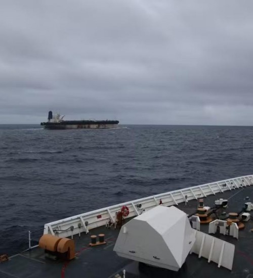 EUA apreendem petroleiro da Venezuela que adotou bandeira russa