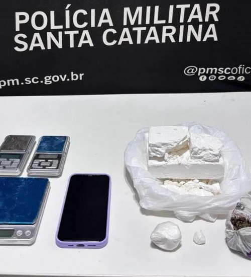 Jovem é presa com quase um quilo de cocaína em Chapecó