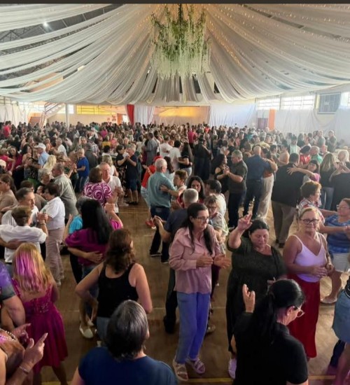 Baile da melhor idade reúne cerca de mil pessoas em Itatiba do Sul