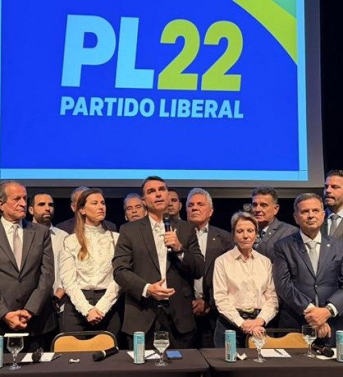 Flávio Bolsonaro anuncia o deputado federal Alfredo Gaspar como vice