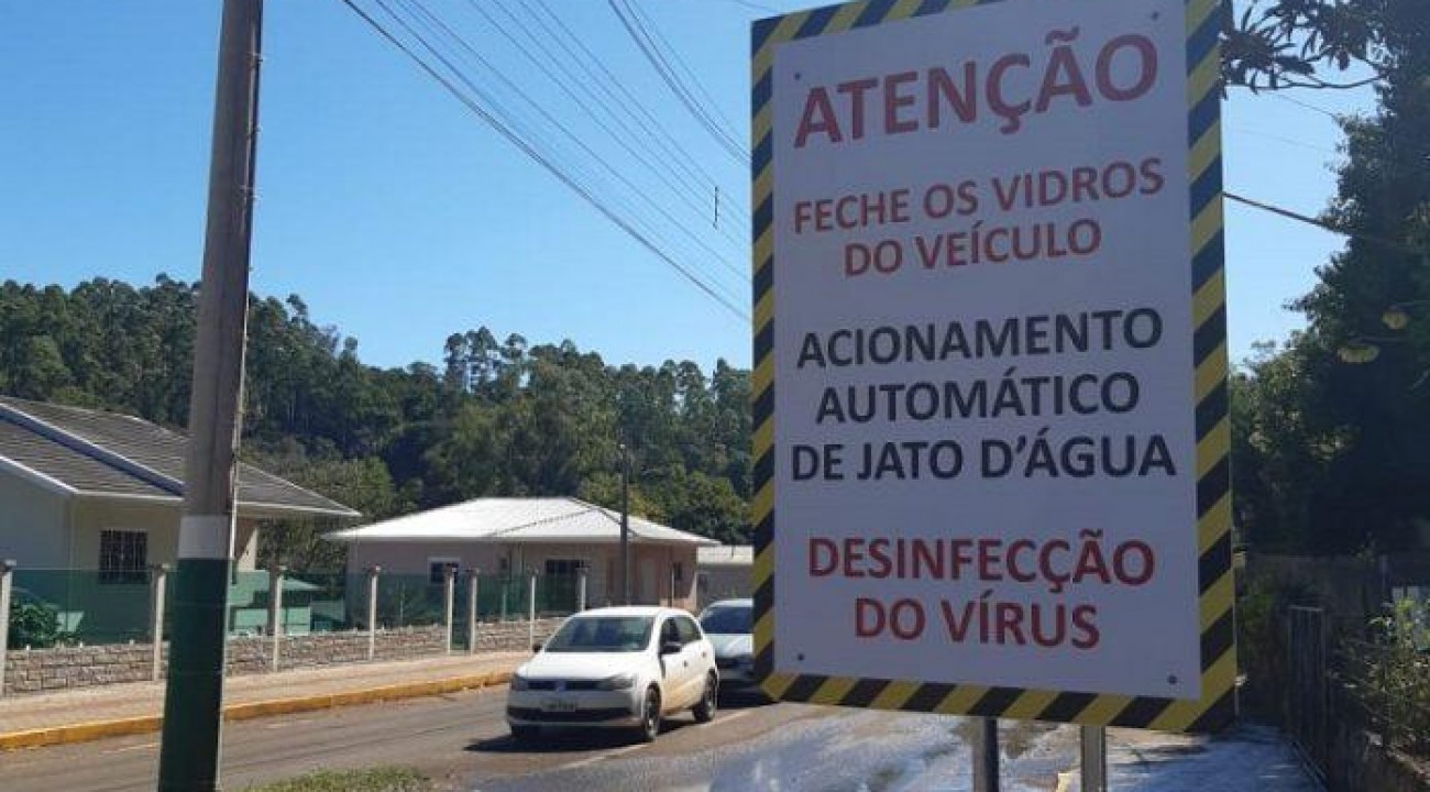 Aratiba instala equipamento para desinfecção de veículos.