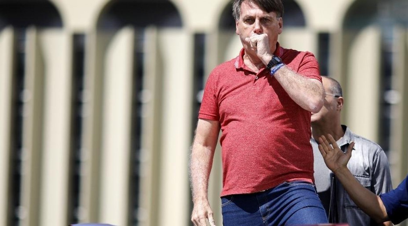 Bolsonaro sobe discurso em ato contra Congresso.