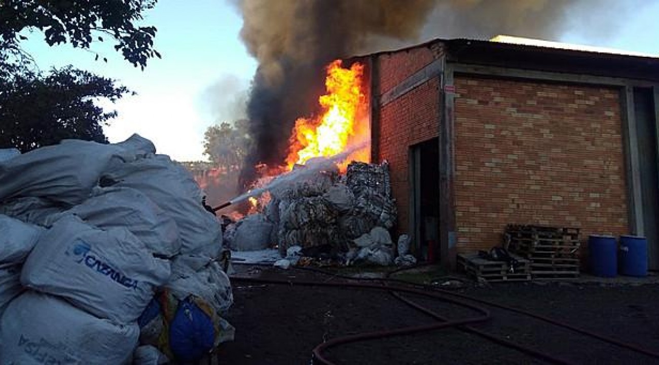 Incêndio atinge depósito de material reciclável em concórdia.