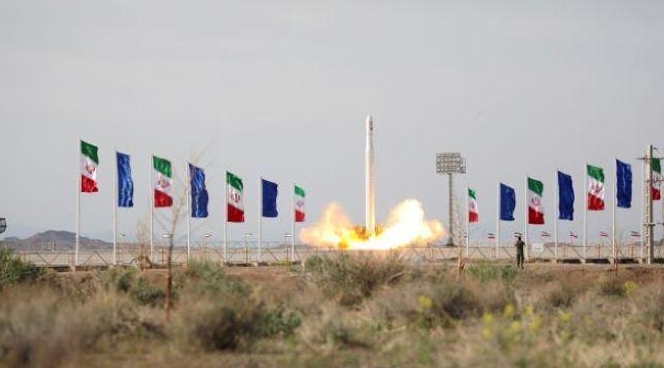 Irã anunciou ter colocado primeiro satélite militar em órbita.