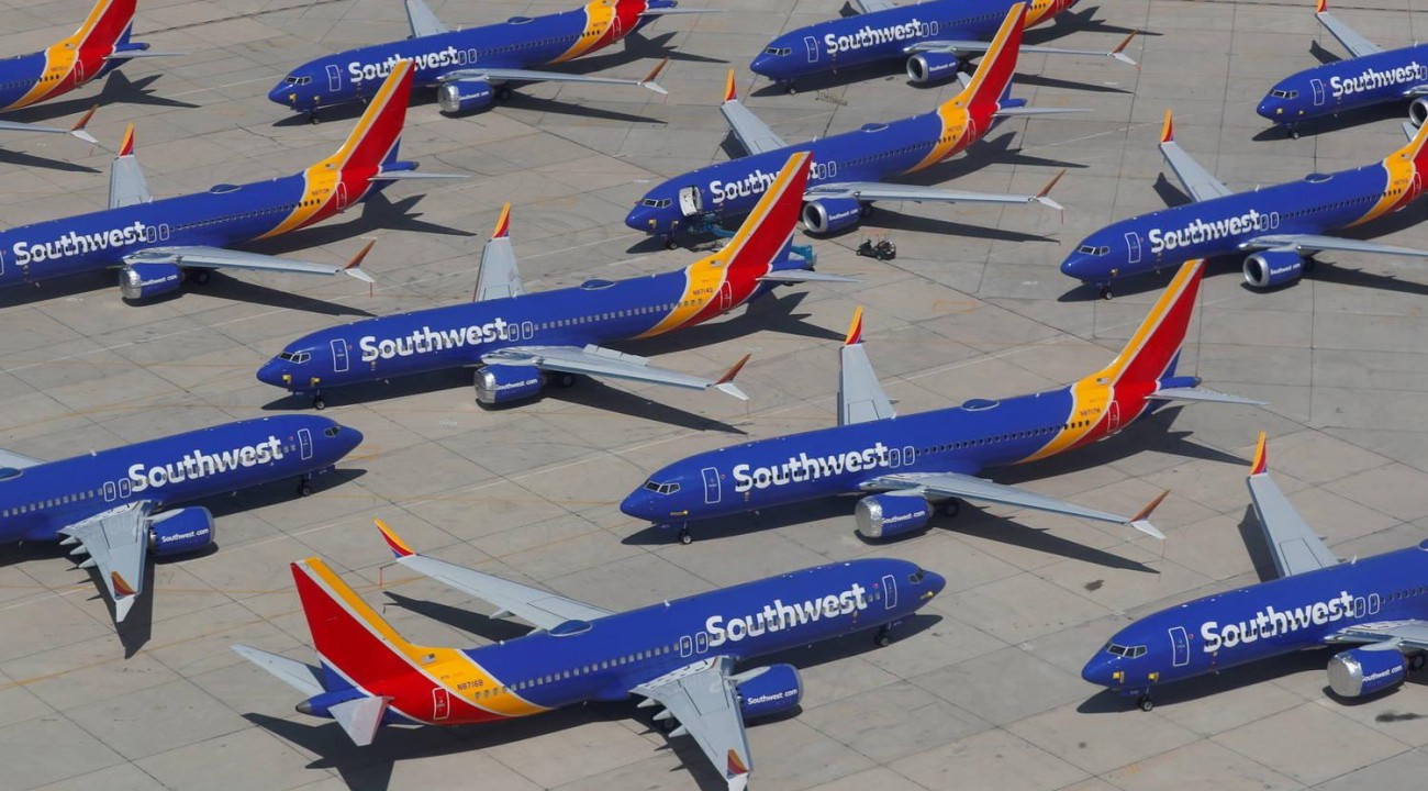 Avião atinge e mata pessoa em pista de pouso em aeroporto nos EUA.