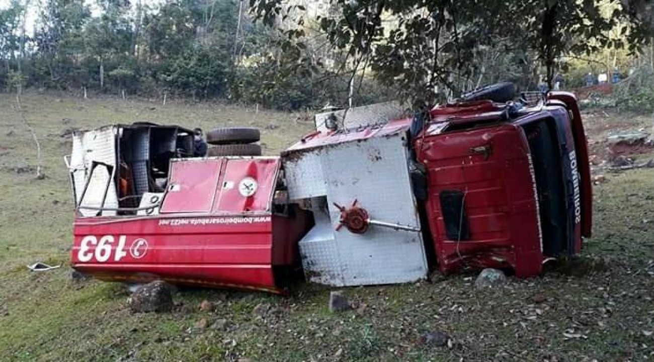 Caminhão dos Bombeiros desce ribanceira fica destruído em Arabutã (SC).