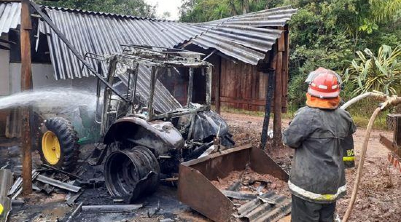 Incêndio destrói trator e caminhão em Maximiliano de Almeida.