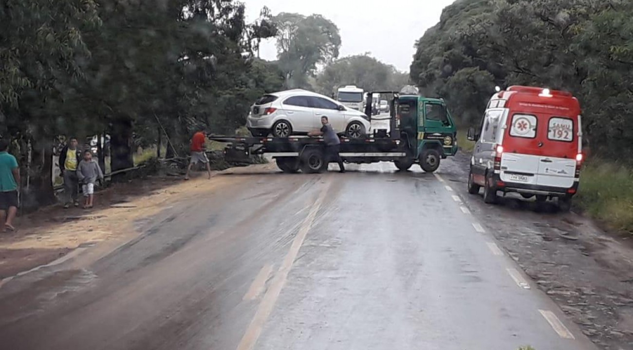 Produto na pista causa 2 acidentes na RSC 480 em Erval Grande.