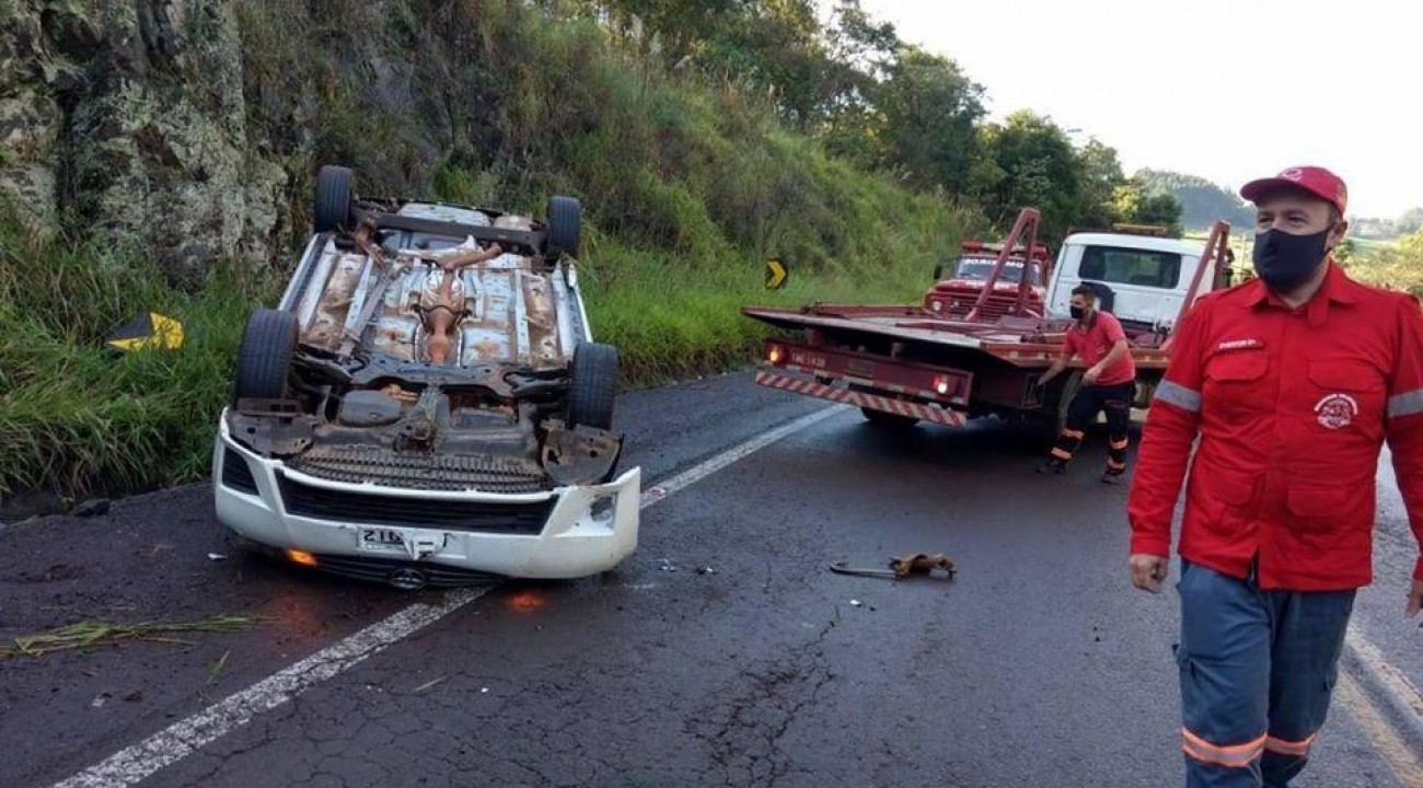 Carro capota na ERS-480 próximo ao trevo de acesso a Itatiba do Sul.