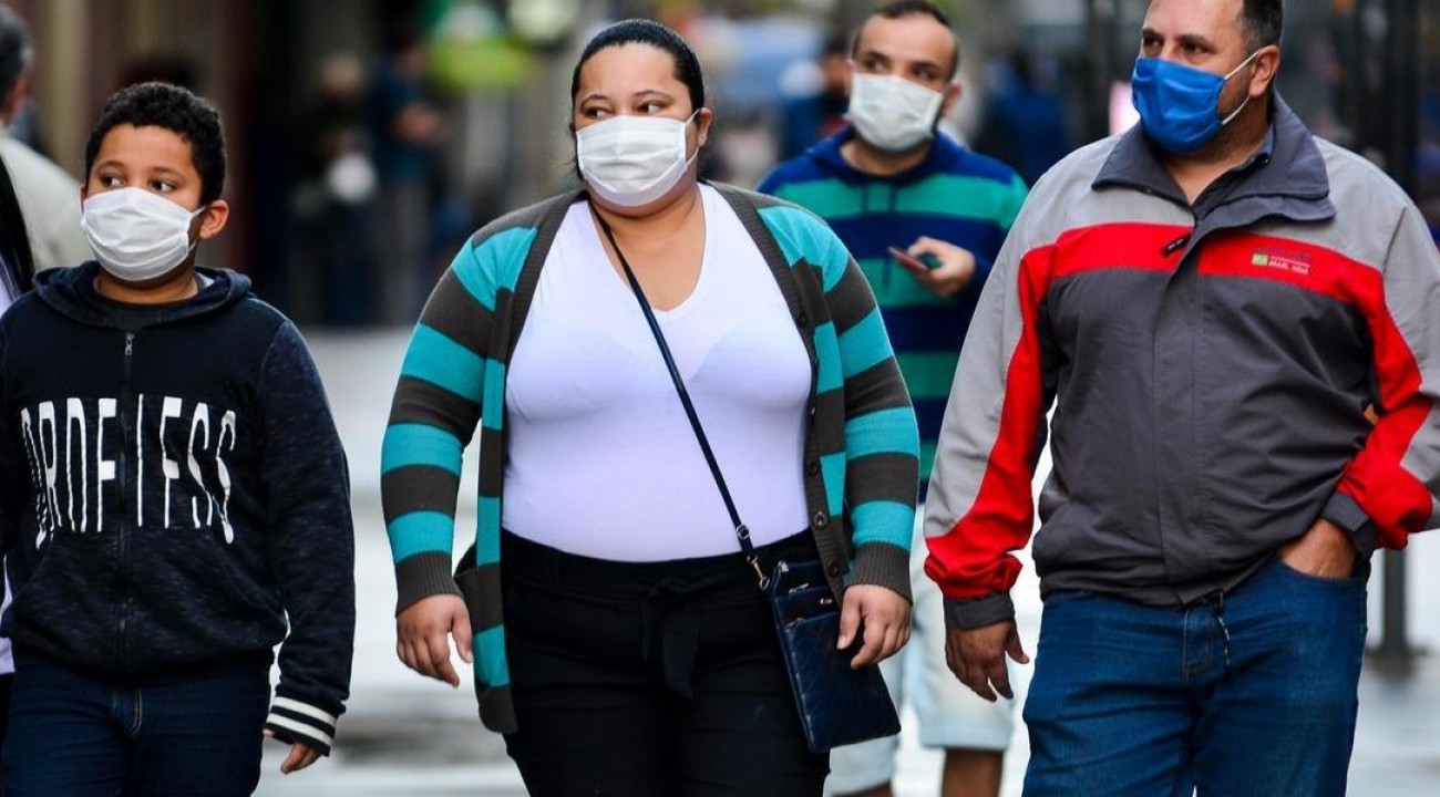 OMS revisa orientações e manda todo mundo usar máscaras.