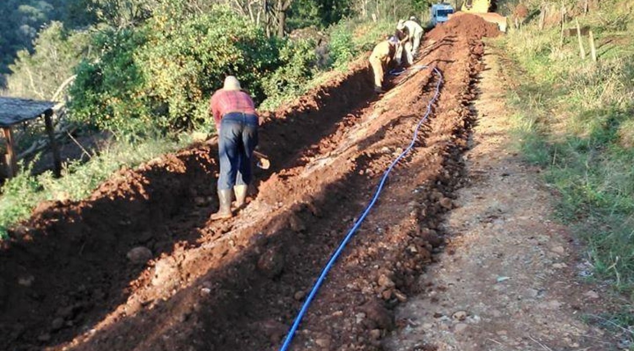Rede de água no Povoado Cominetti