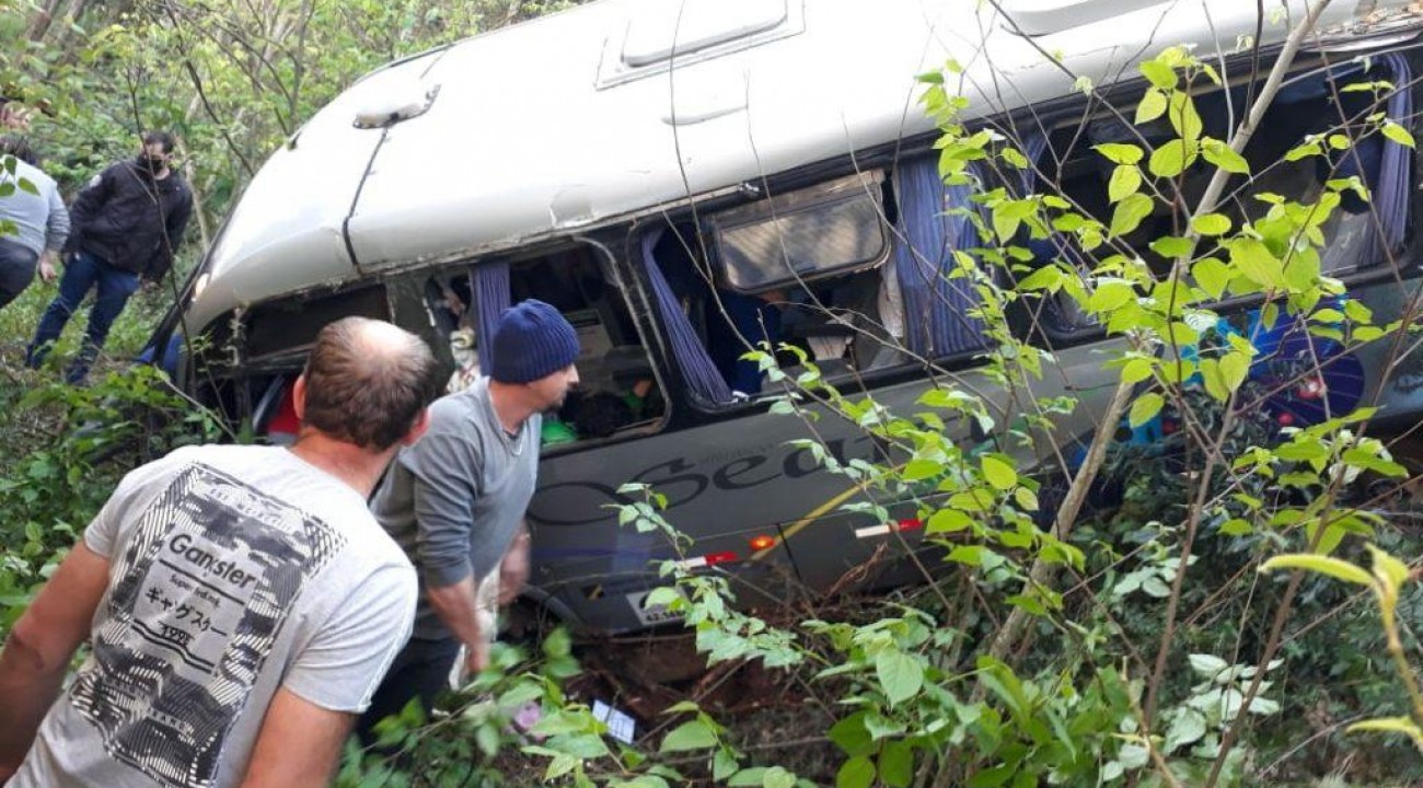 Micro-ônibus de Seara (SC) despenca de barranco e deixa feridos.