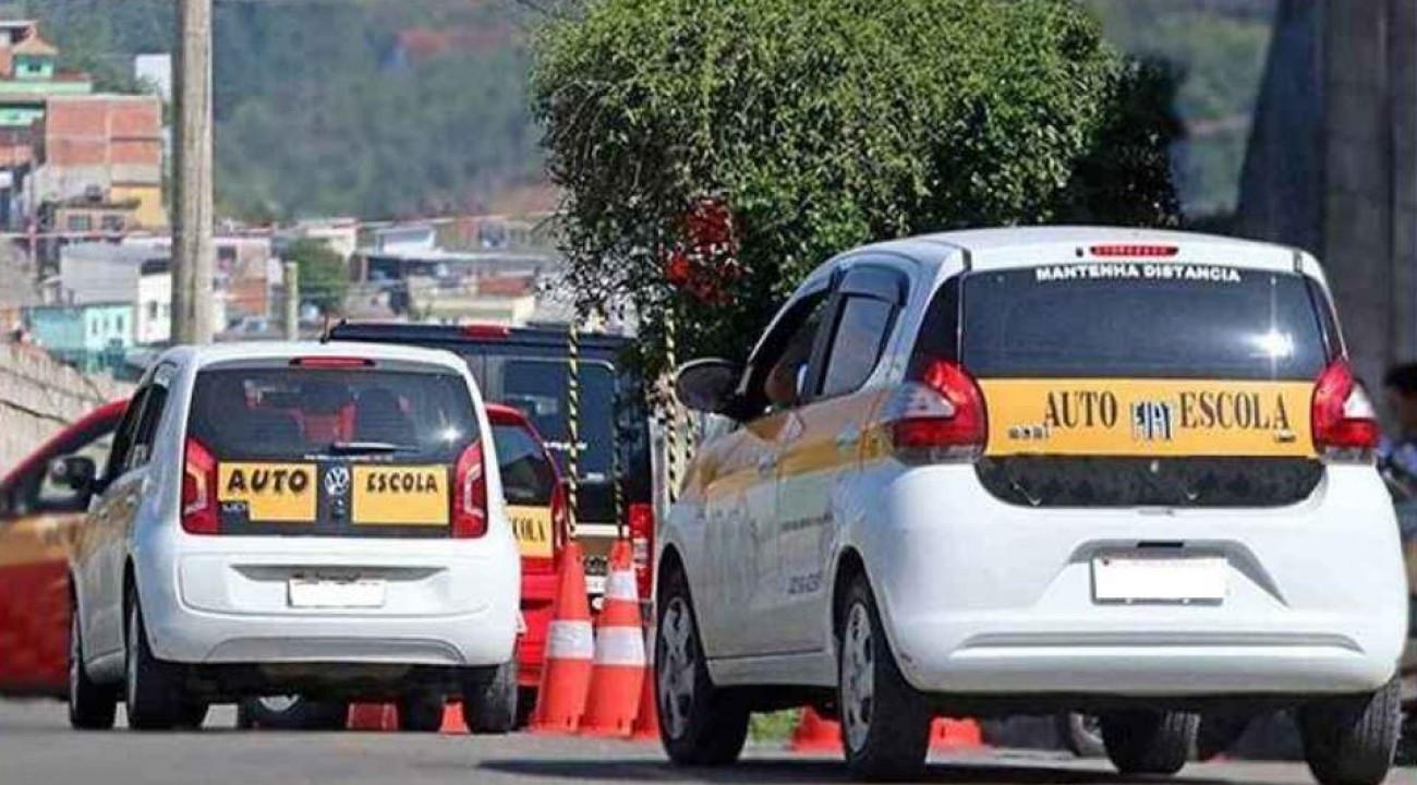 Deputado propõe fim das aulas em autoescola para tirar CNH.