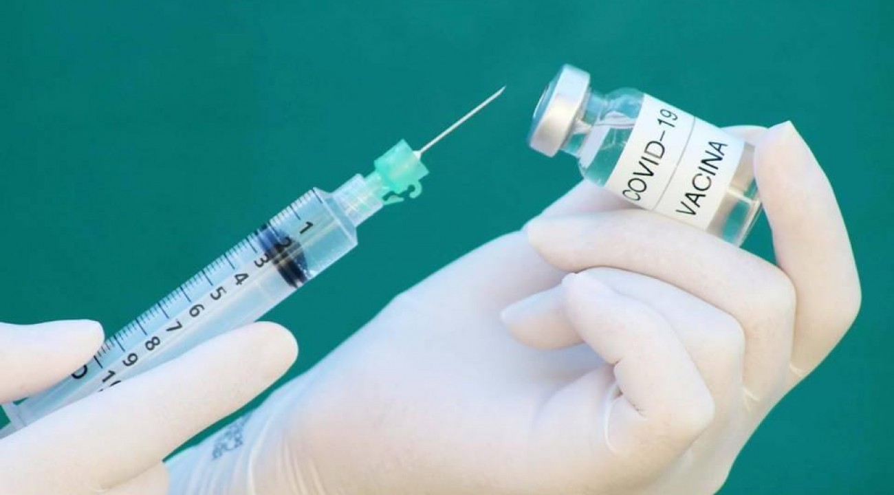 Testes com vacina de Oxford recomeçam nesta segunda-feira (14) no Brasil.