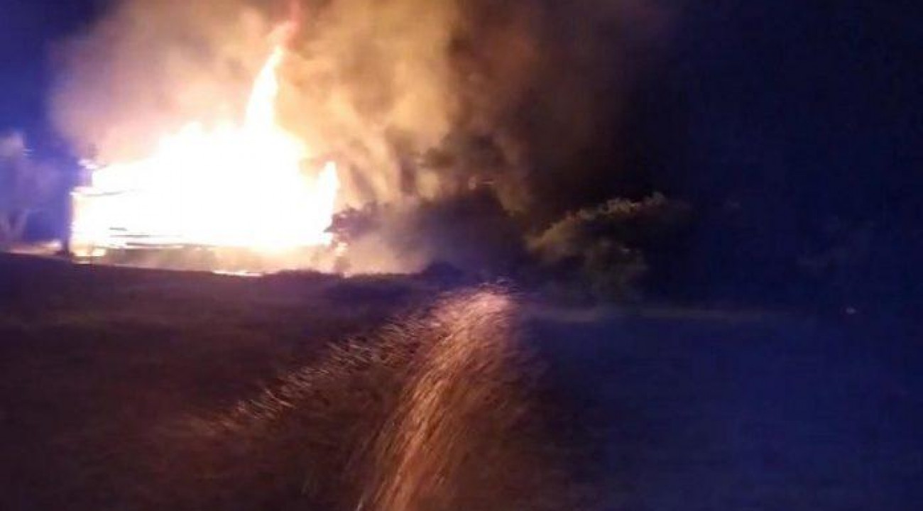Incêndio destrói casa de vice-prefeito de Barra do Rio Azul.