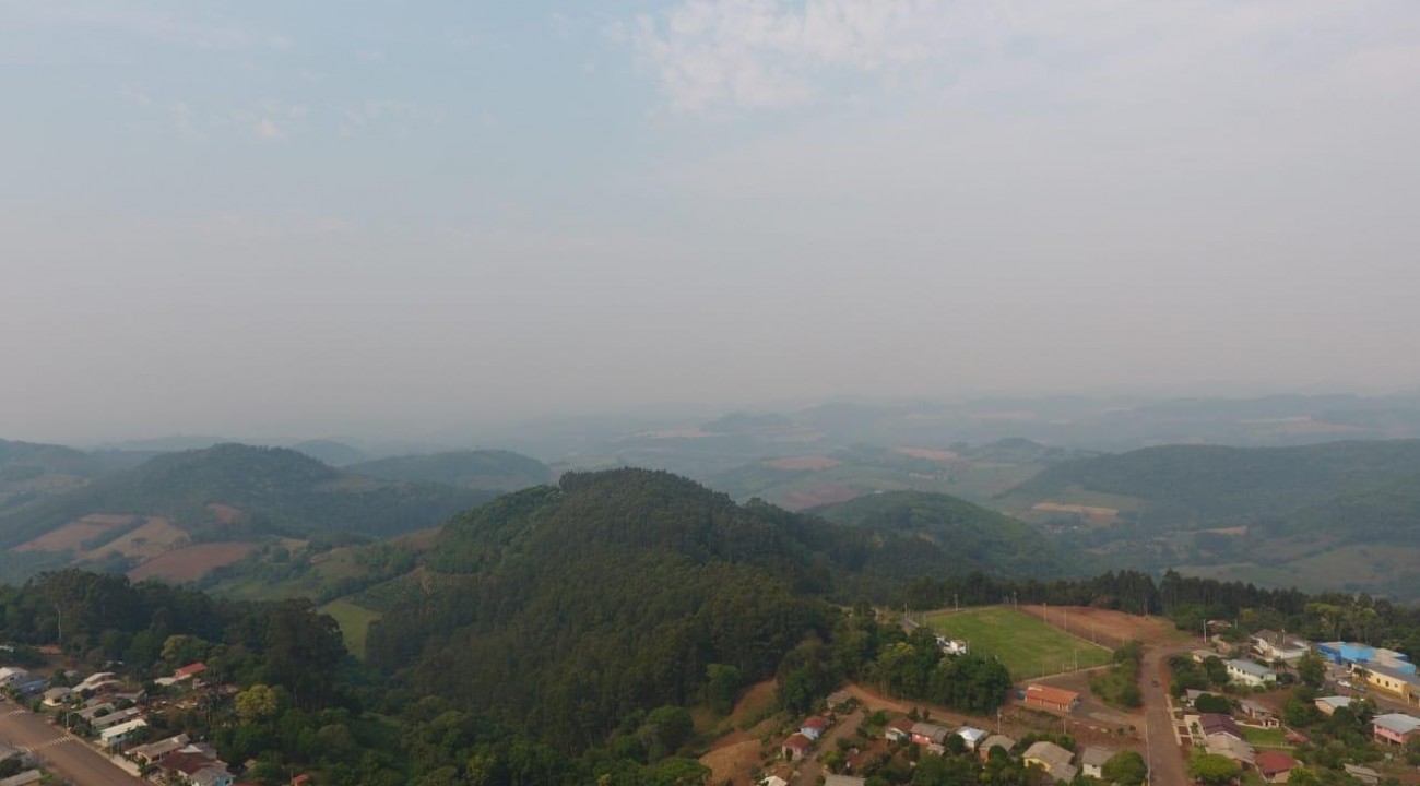 Metade norte gaúcha e oeste catarinense tomados por fumaça.