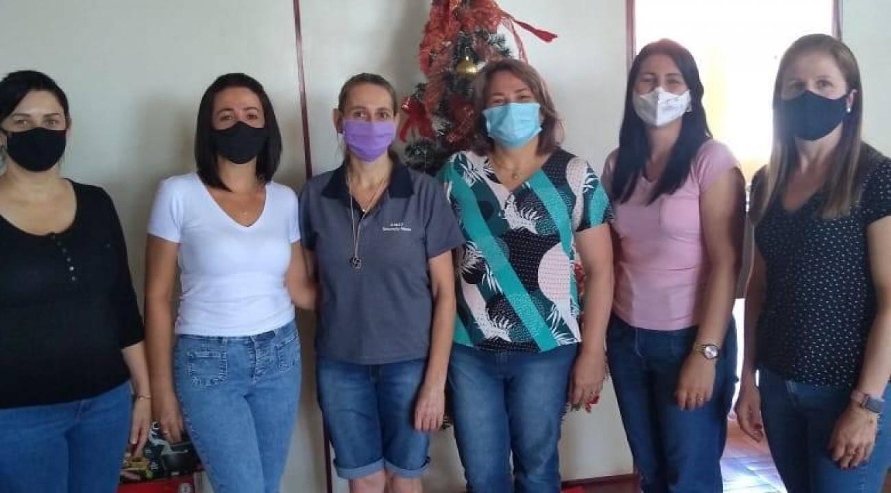 Escola Tia Nair recebe materiais.