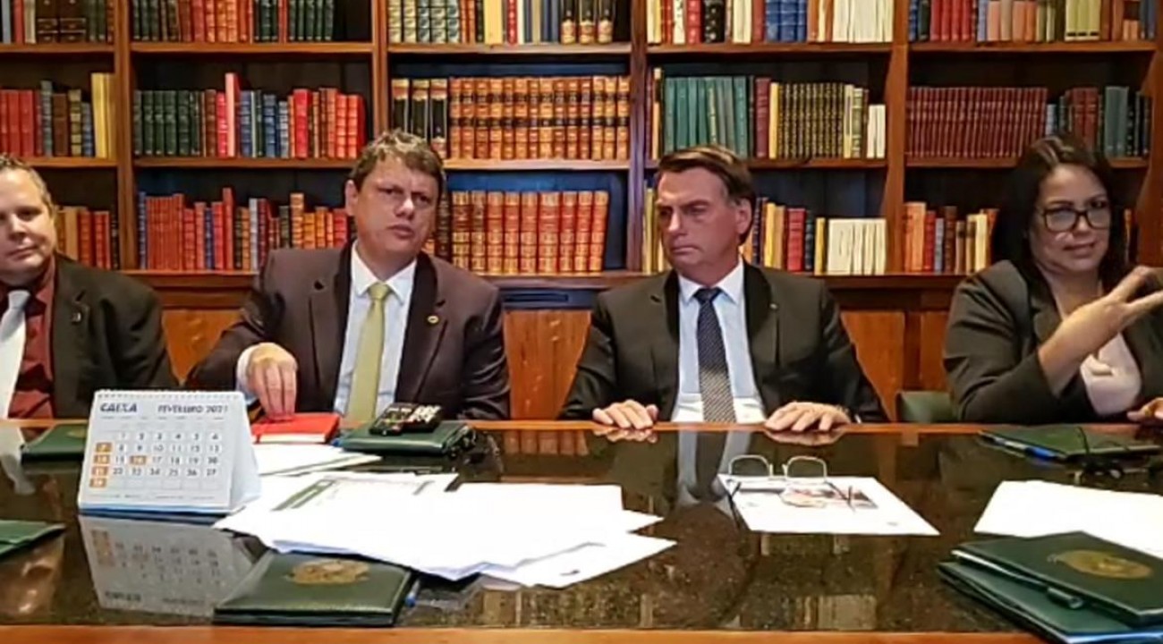 Bolsonaro diz que impostos federais sobre gás e diesel serão zerados.