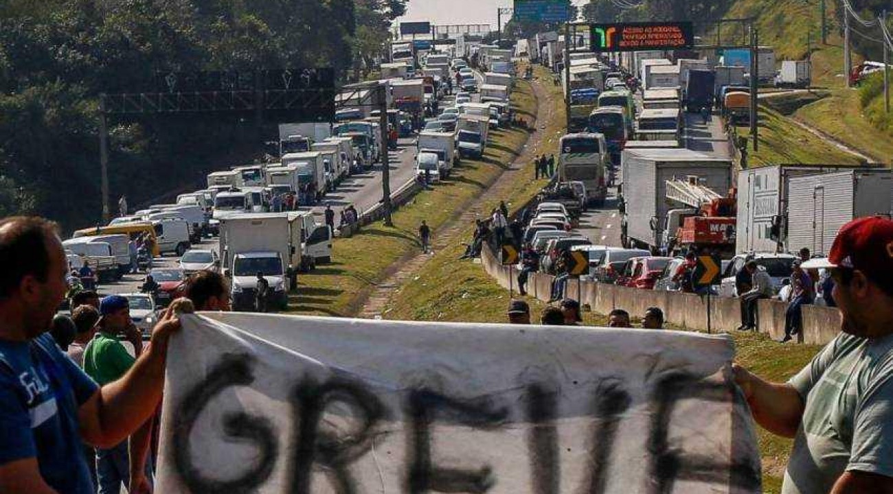 Caminhoneiros prometem atos em rodovias nesta segunda-feira.