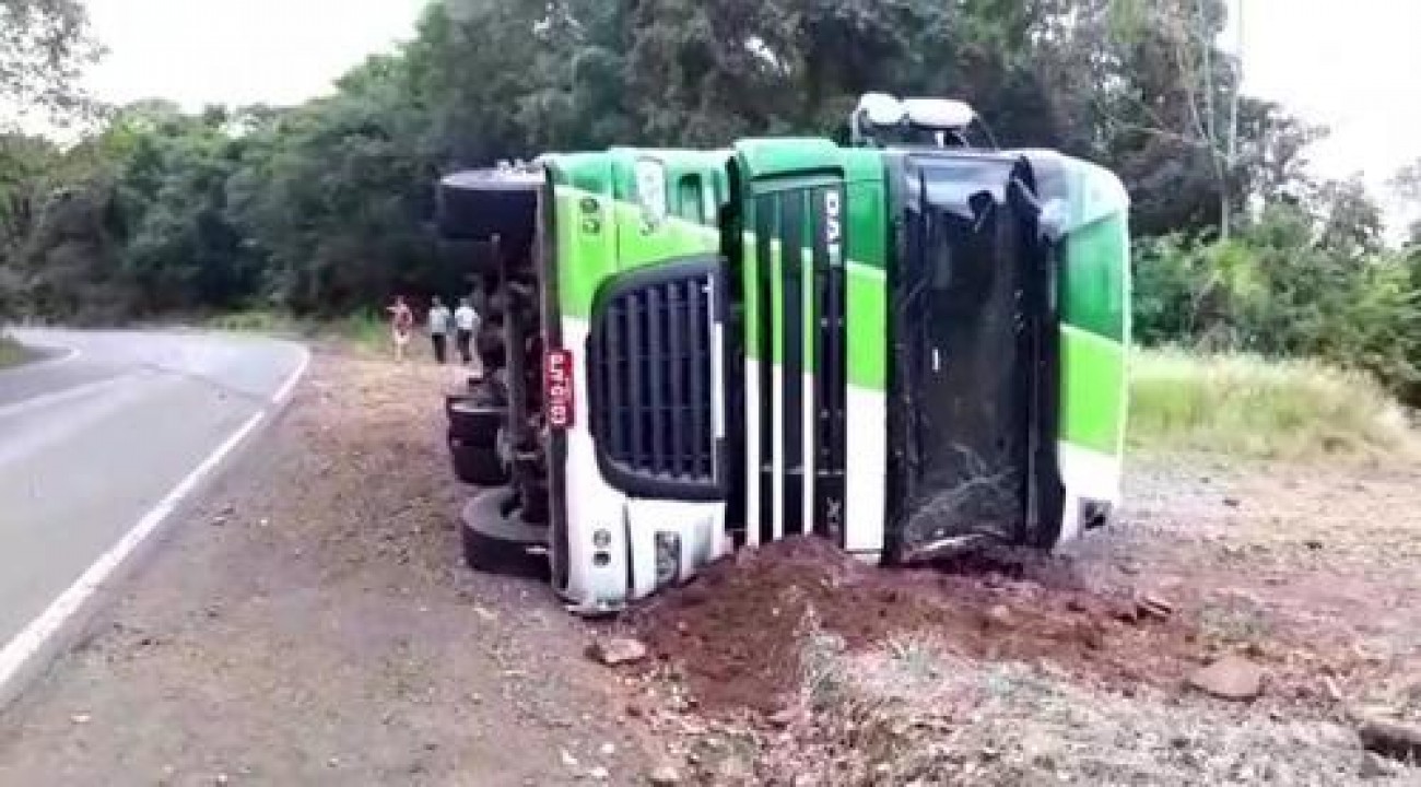 Duas pessoas ficam feridas após carreta tombar na SC-283 em Seara-SC.