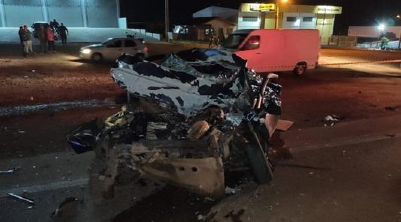 Colisão entre carro e carreta deixa um morto em Passo Fundo.
