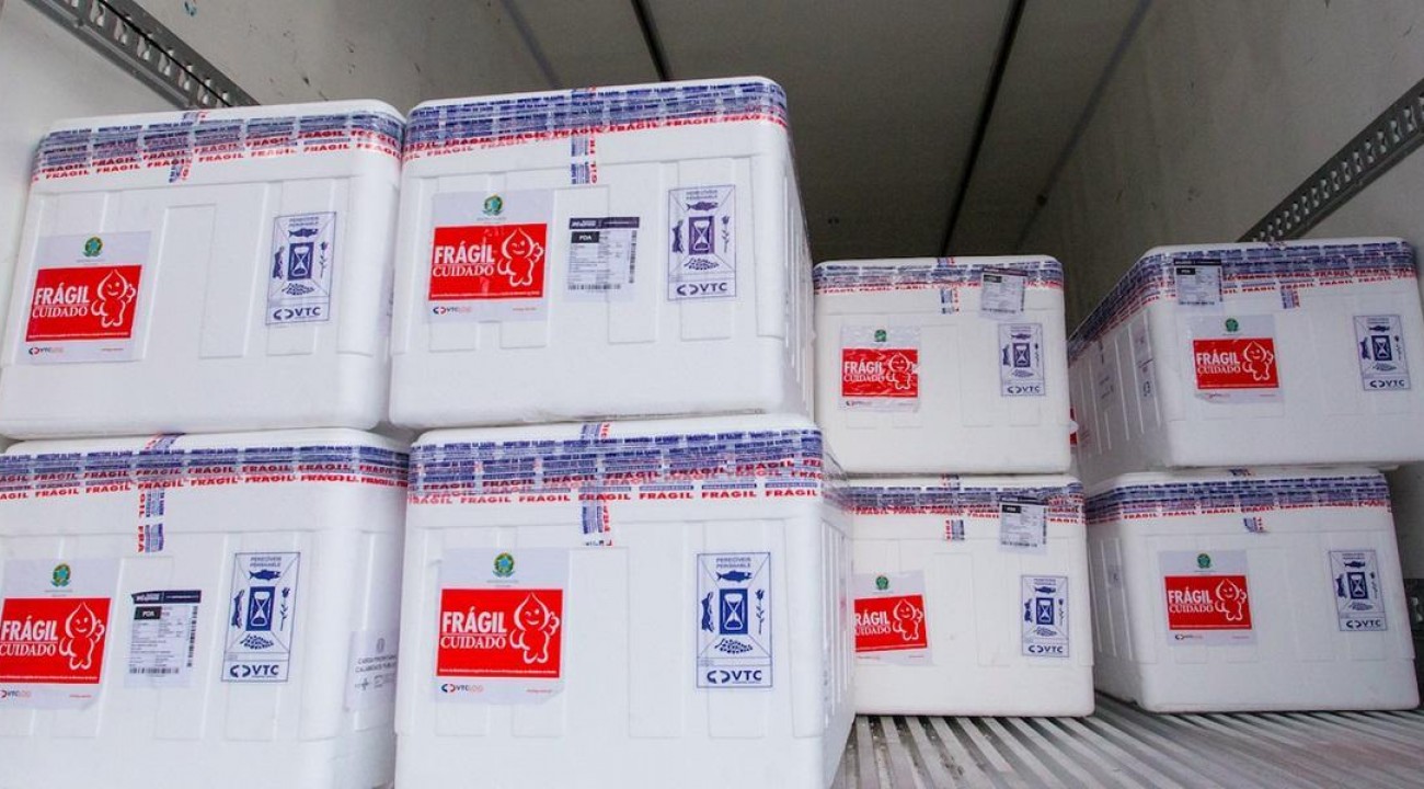 RS recebe novo lote com 243,4 mil doses da vacina Oxford/AstraZeneca.