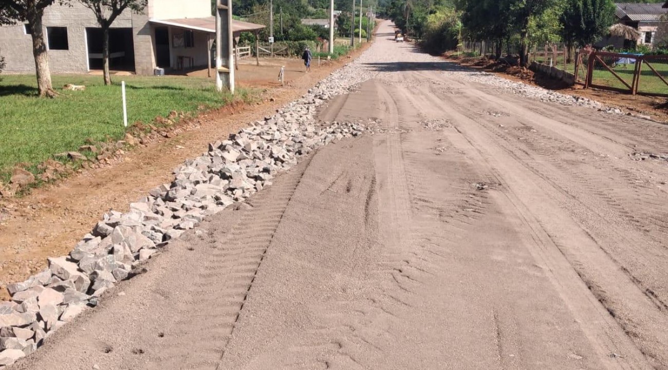 Asfaltamento do distrito de sete lagoas começa a virar realidade.