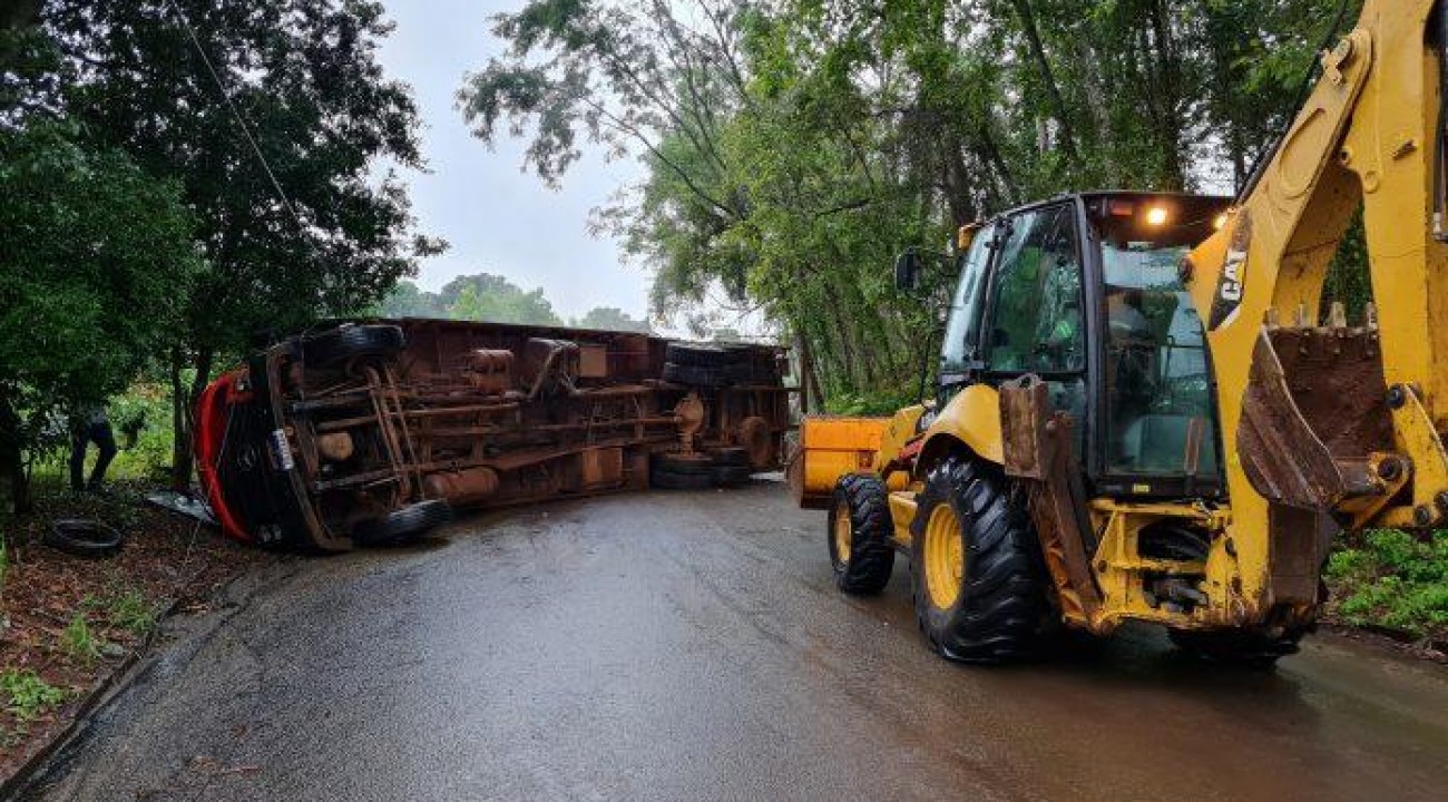Caminhão fica sem freios e quase causa estragos em Aratiba.