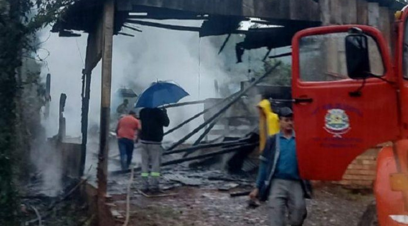 Incêndio consome galpão no interior de Aratiba.