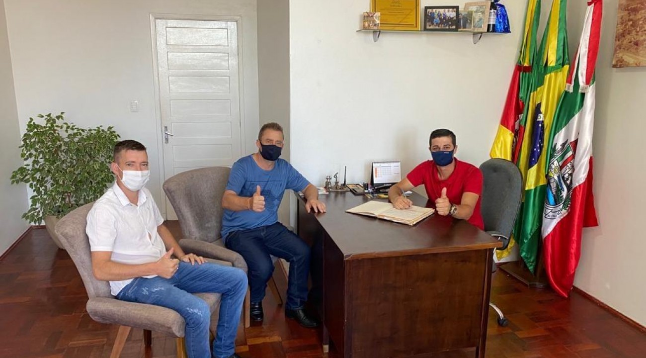 Isaías Whastchuk assume como prefeito de Itatiba do Sul.