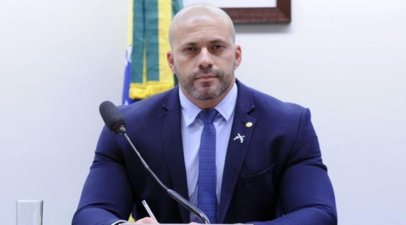 Bolsonaro edita decreto que perdoa penas por crimes de Daniel Silveira.