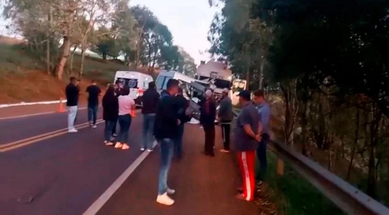 Acidente com van e caminhão deixa sete pessoas mortas em Sarandi.