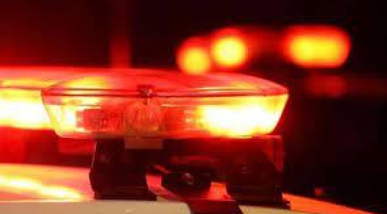 Mãe deixa filhos pequenos trancados em casa para ir à festa.