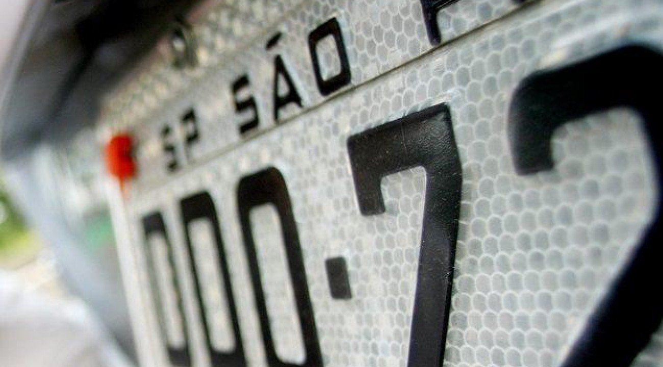 Placas de veículos voltarão a informar cidade e estado.