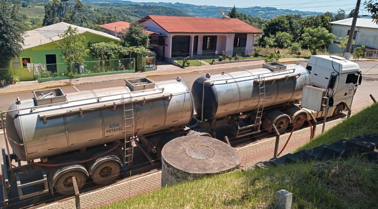 Caminhões-pipa abastecem reservatórios após dano em captação de água.