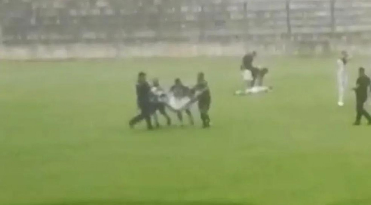 Jogador morre atingido por raio em campo de futebol no Paraná.