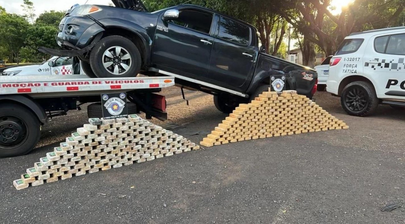 Agente da PRF é preso com 326 tijolos de cocaína e crack.