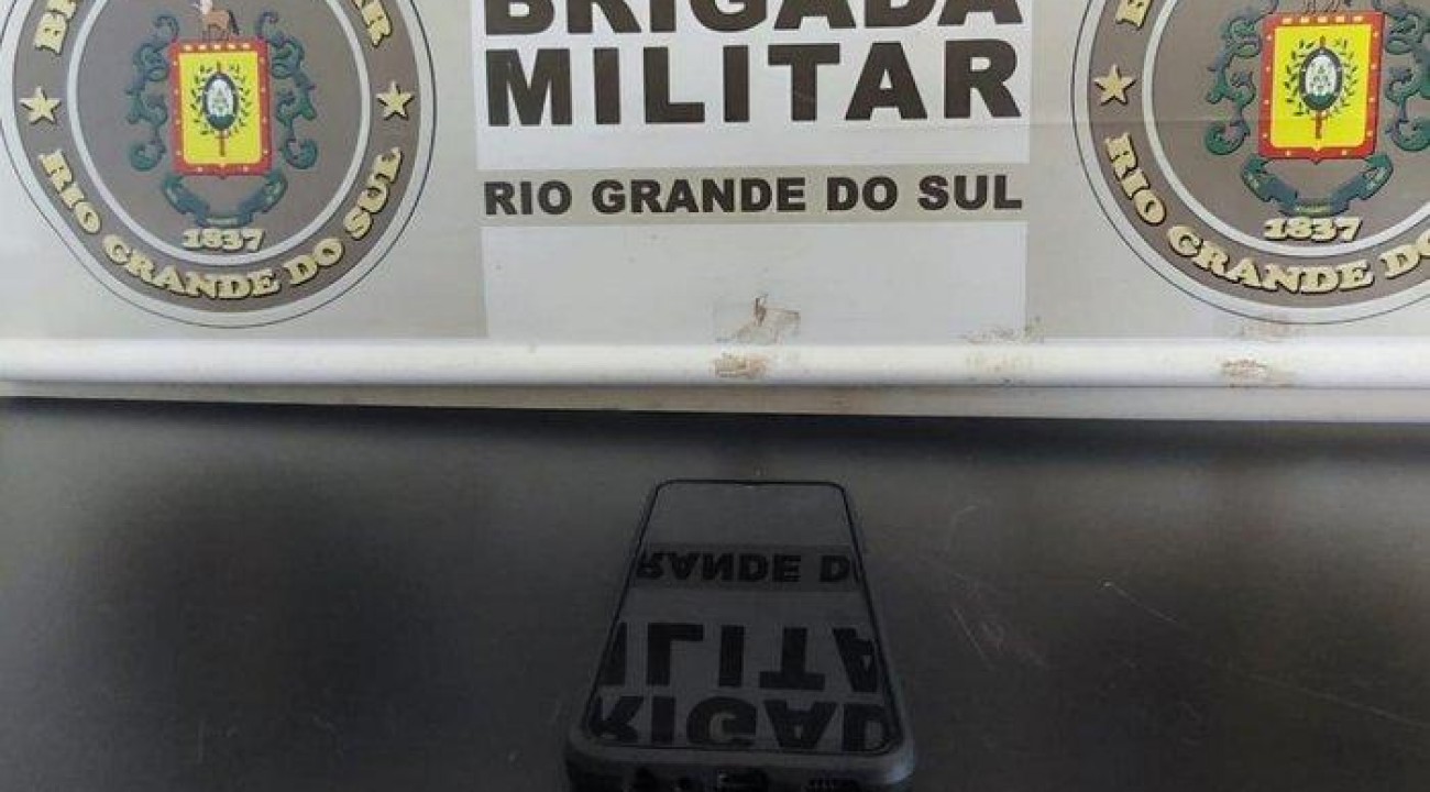 Homem é preso após avisar sobre blitz policial em grupo de mensagens.