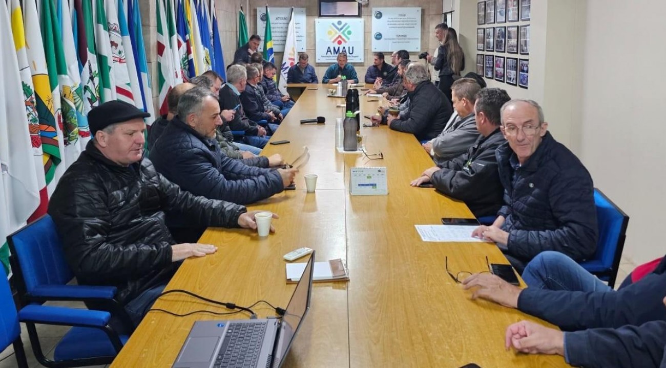 Prefeitos da AMAU planejam apoio aos municípios afetados por enchentes.