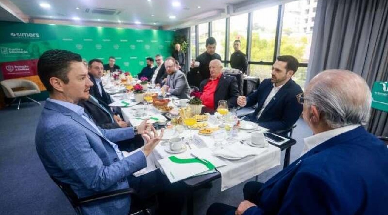 Presidente da Famurs participa do projeto “Portas Abertas” no Simers