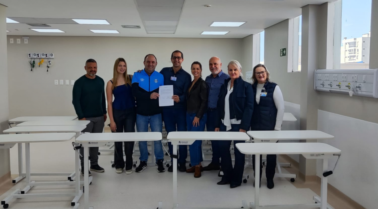 Clube do Comércio doa mesas de refeição para o Hospital Santa Terezinha