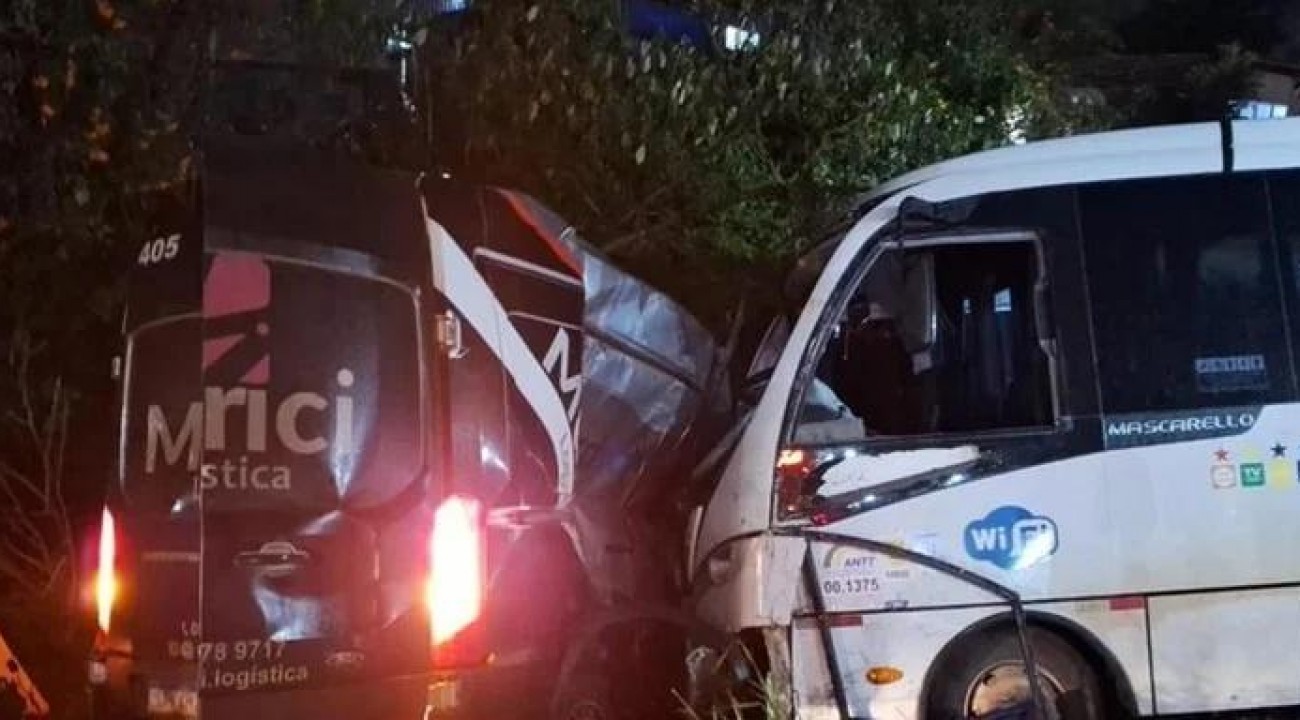 Colisão entre micro-ônibus e van deixa 16 feridos em Passo Fundo