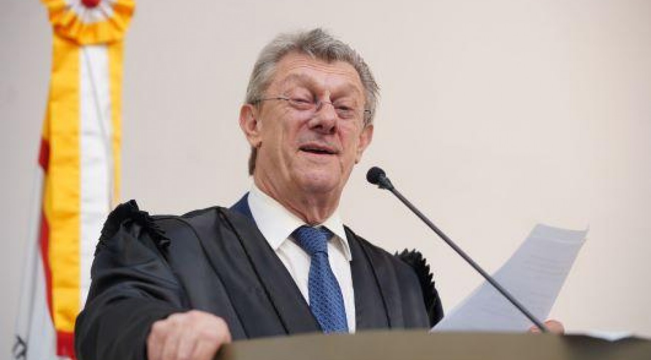 Conselheiro Iradir Pietroski é empossado presidente do TCE-RS.