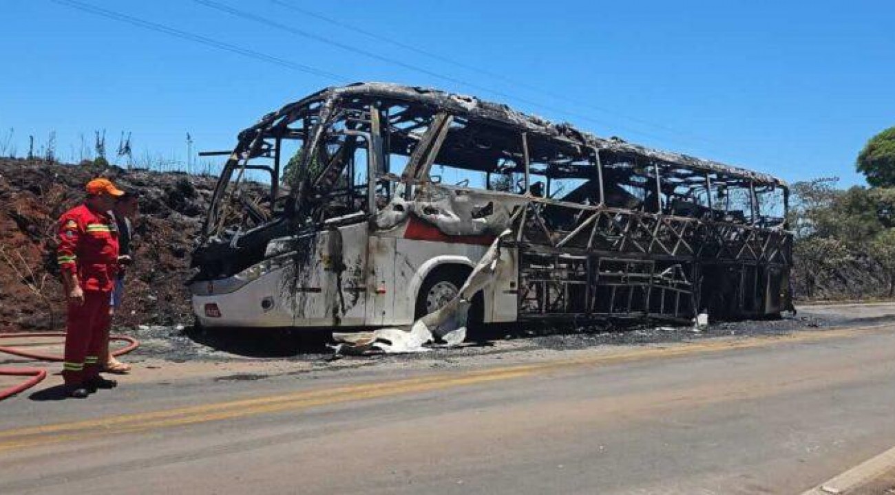 Ônibus é destruído por incêndio entre Ronda Alta e Pontão