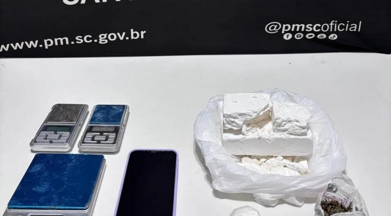 Jovem é presa com quase um quilo de cocaína em Chapecó