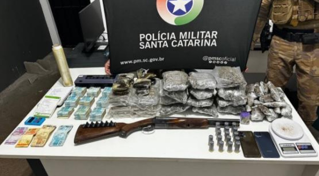 Polícia apreende quase 12 kg de drogas, arma e R$ 88 mil em Chapecó