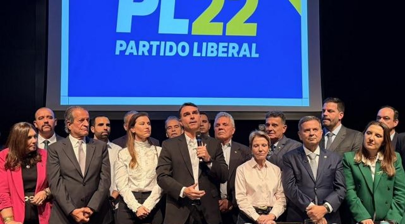 Flávio Bolsonaro anuncia o deputado federal Alfredo Gaspar como vice